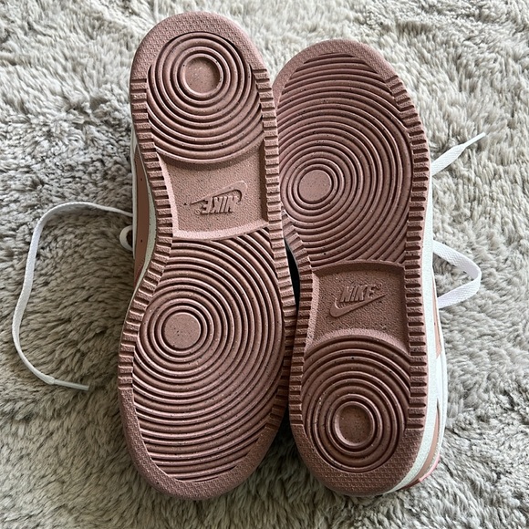 Women’s Dunks - Picture 3 of 4